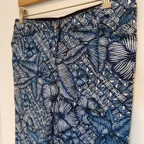 Chico's So Slimming Pants Crop Blue Floral Chicos 2 Misses 12 L - Picture 3 of 7